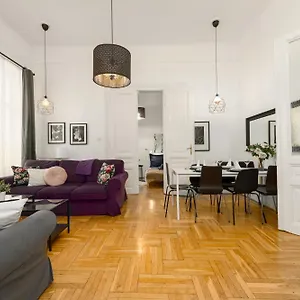 https://black-white-apartment-budapest.inbudapesthotels.com